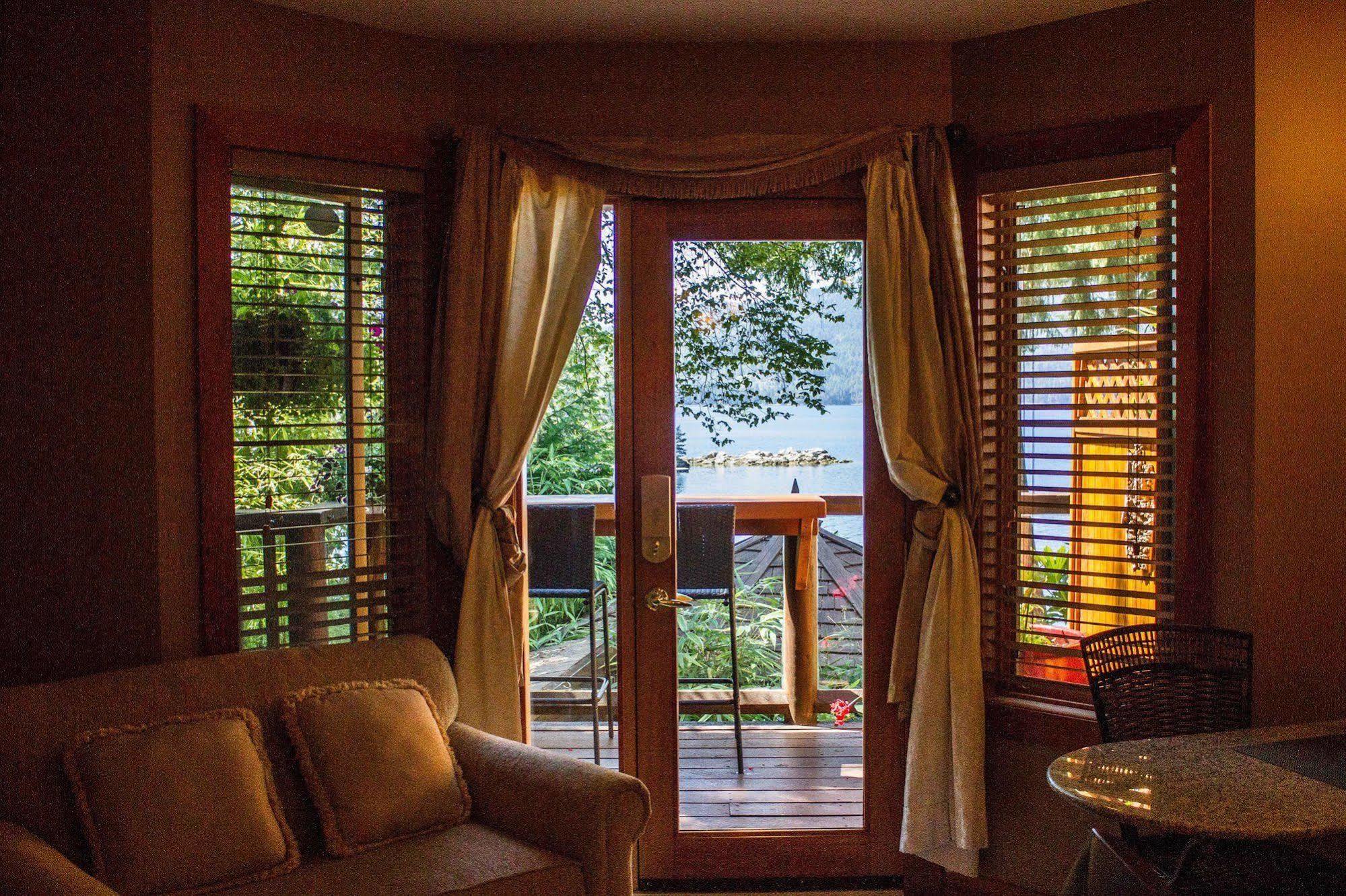 Tranquility Bay Waterfront Inn Sechelt Exterior photo
