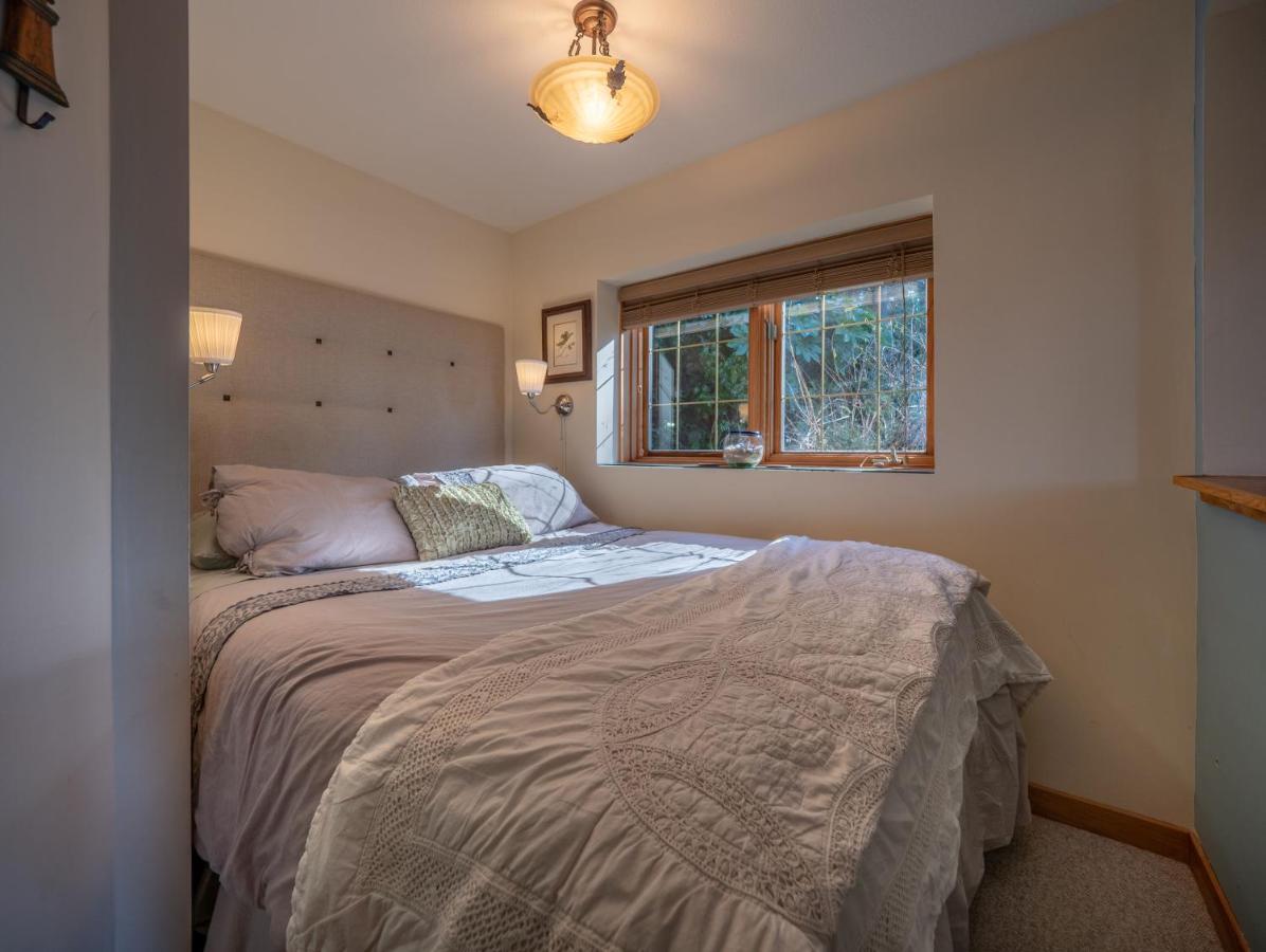 Tranquility Bay Waterfront Inn Sechelt Exterior photo